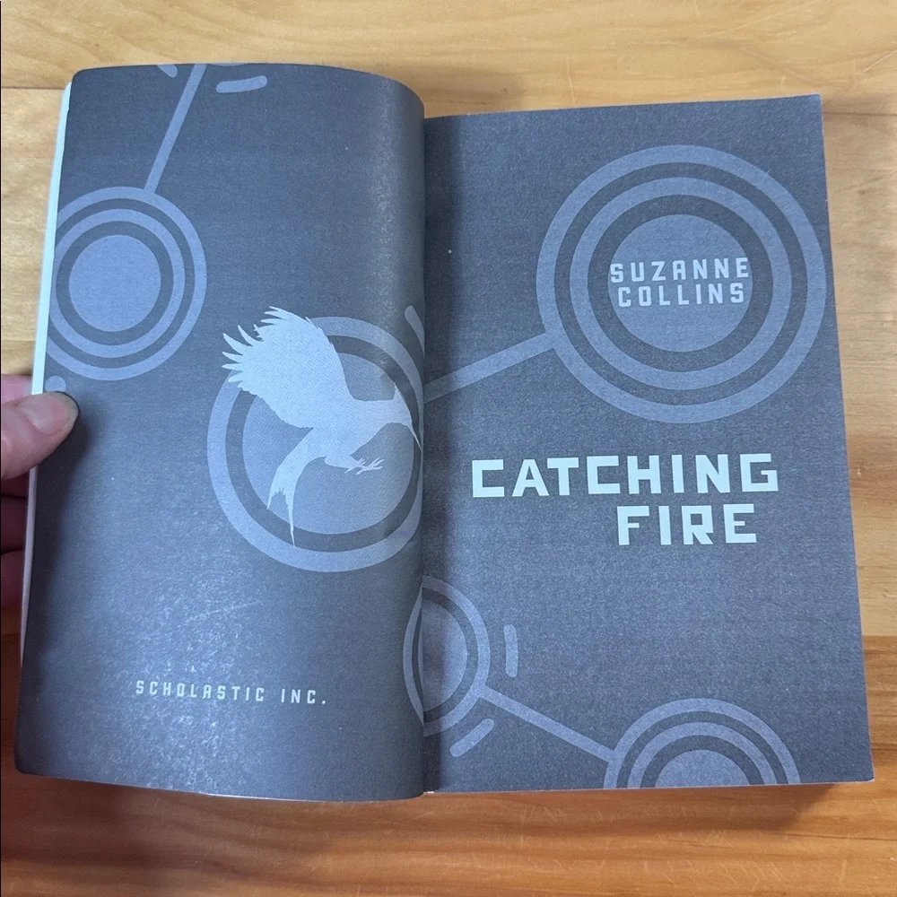 🌈2/$8  Catching Fire #2 in the Hunger Games Series